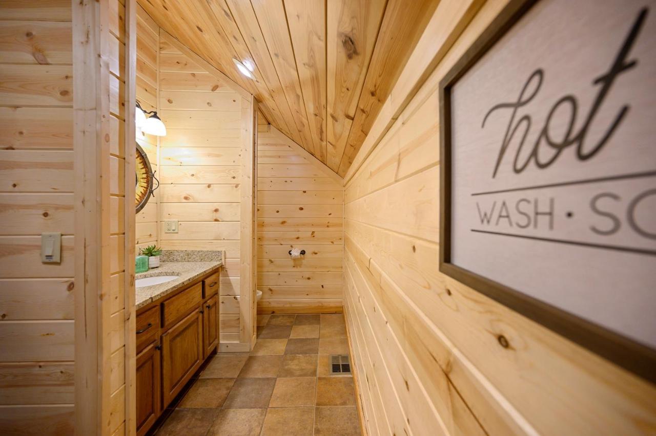The Eastwood Spacious Retreat With 4 King En-Suites - Hot Tub - Pet-Friendly - Cozy Fire Pit - Prime Location - Multi-Family Broken Bow Eksteriør bilde