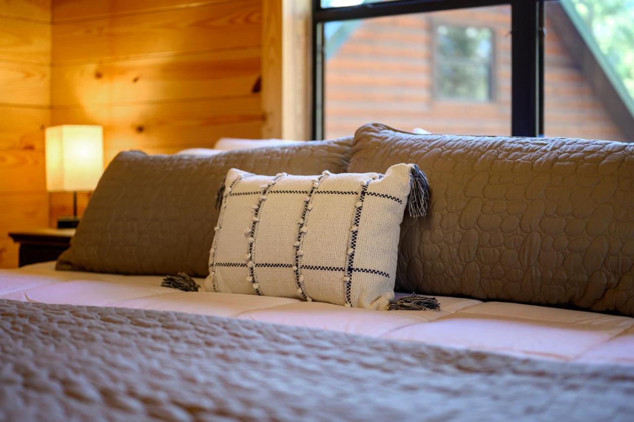 The Eastwood Spacious Retreat With 4 King En-Suites - Hot Tub - Pet-Friendly - Cozy Fire Pit - Prime Location - Multi-Family Broken Bow Eksteriør bilde