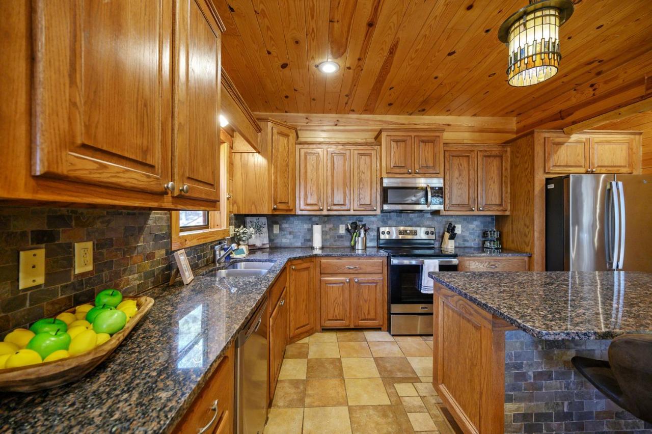 The Eastwood Spacious Retreat With 4 King En-Suites - Hot Tub - Pet-Friendly - Cozy Fire Pit - Prime Location - Multi-Family Broken Bow Eksteriør bilde