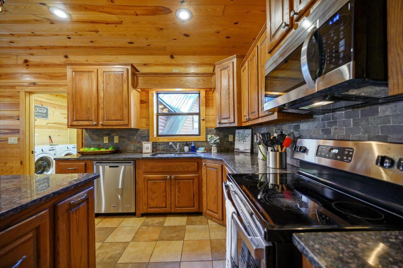 The Eastwood Spacious Retreat With 4 King En-Suites - Hot Tub - Pet-Friendly - Cozy Fire Pit - Prime Location - Multi-Family Broken Bow Eksteriør bilde