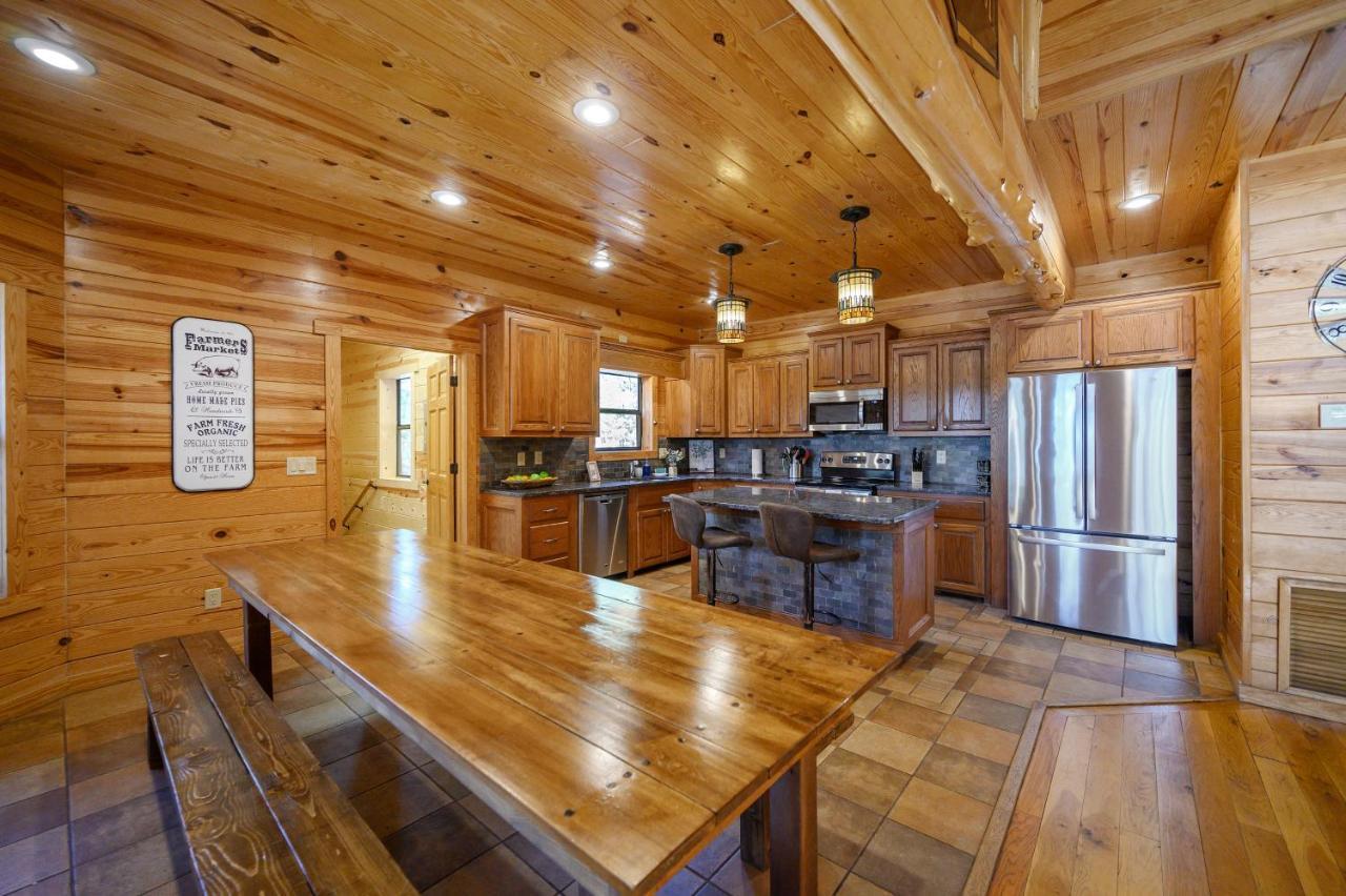 The Eastwood Spacious Retreat With 4 King En-Suites - Hot Tub - Pet-Friendly - Cozy Fire Pit - Prime Location - Multi-Family Broken Bow Eksteriør bilde