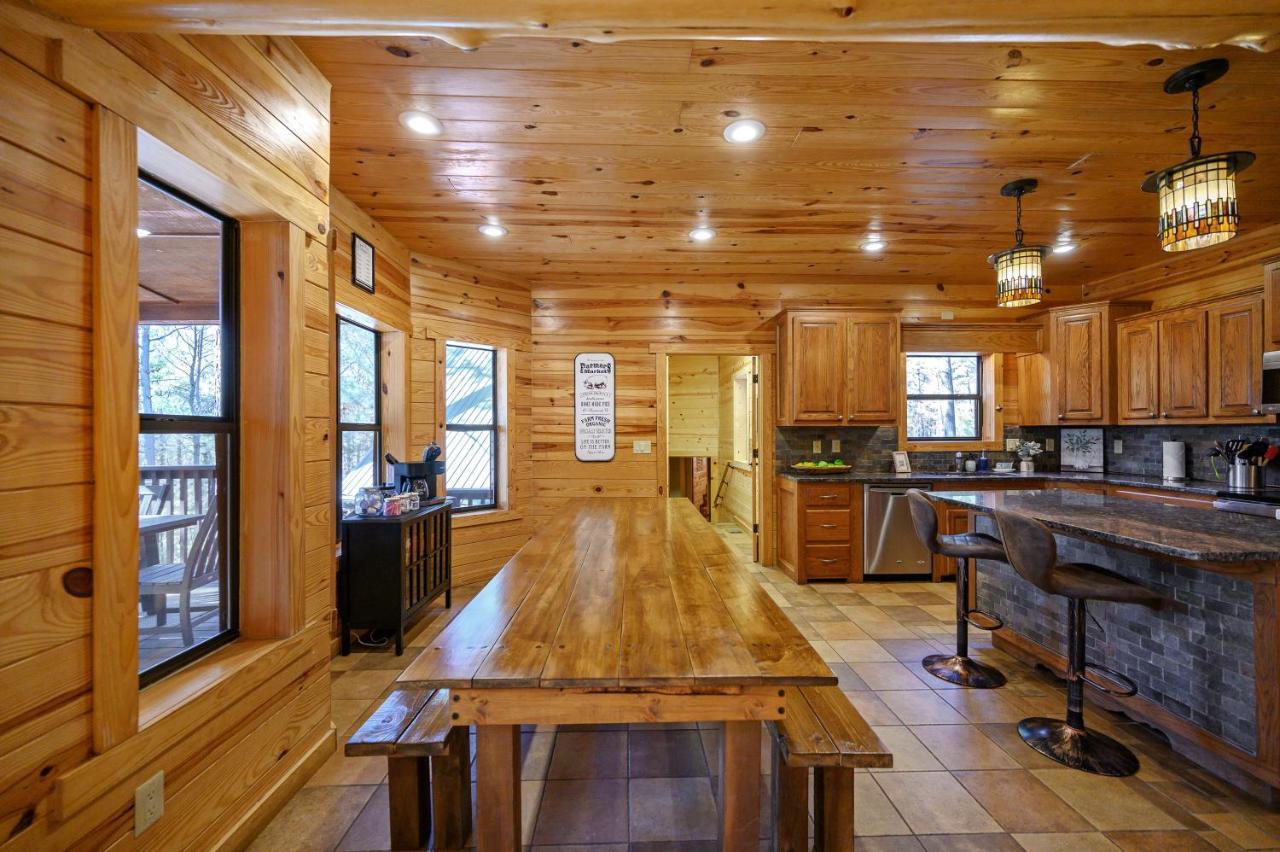 The Eastwood Spacious Retreat With 4 King En-Suites - Hot Tub - Pet-Friendly - Cozy Fire Pit - Prime Location - Multi-Family Broken Bow Eksteriør bilde