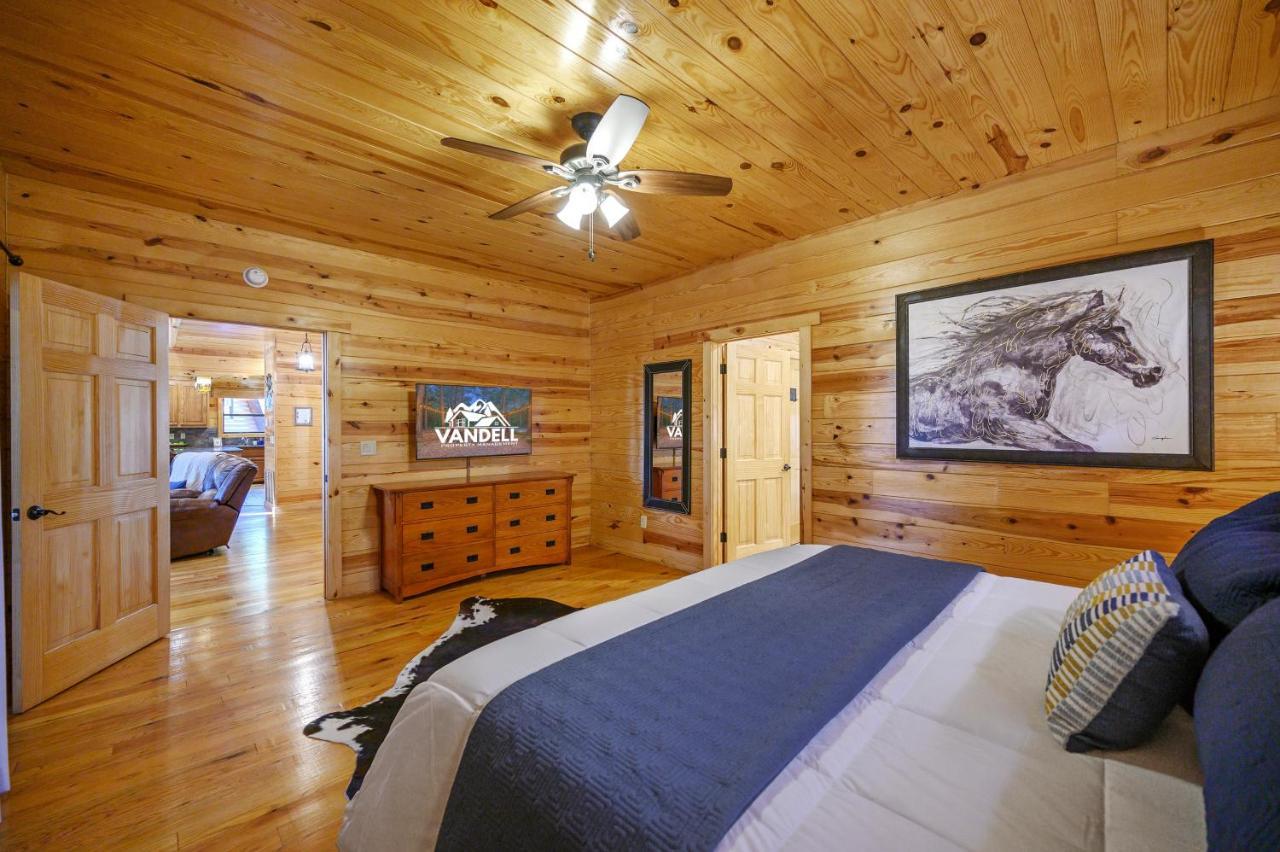 The Eastwood Spacious Retreat With 4 King En-Suites - Hot Tub - Pet-Friendly - Cozy Fire Pit - Prime Location - Multi-Family Broken Bow Eksteriør bilde
