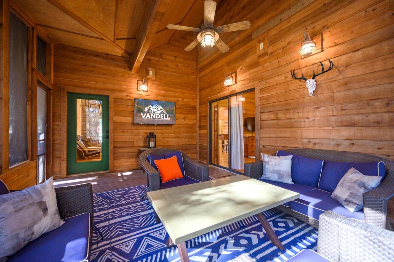 The Eastwood Spacious Retreat With 4 King En-Suites - Hot Tub - Pet-Friendly - Cozy Fire Pit - Prime Location - Multi-Family Broken Bow Eksteriør bilde