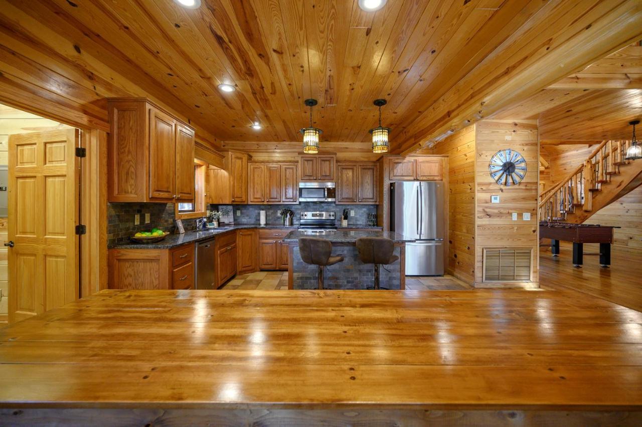 The Eastwood Spacious Retreat With 4 King En-Suites - Hot Tub - Pet-Friendly - Cozy Fire Pit - Prime Location - Multi-Family Broken Bow Eksteriør bilde