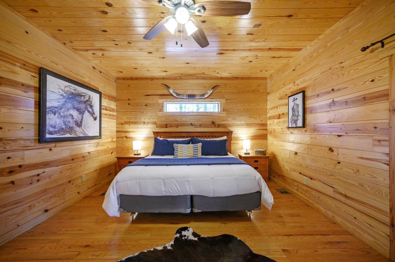 The Eastwood Spacious Retreat With 4 King En-Suites - Hot Tub - Pet-Friendly - Cozy Fire Pit - Prime Location - Multi-Family Broken Bow Eksteriør bilde