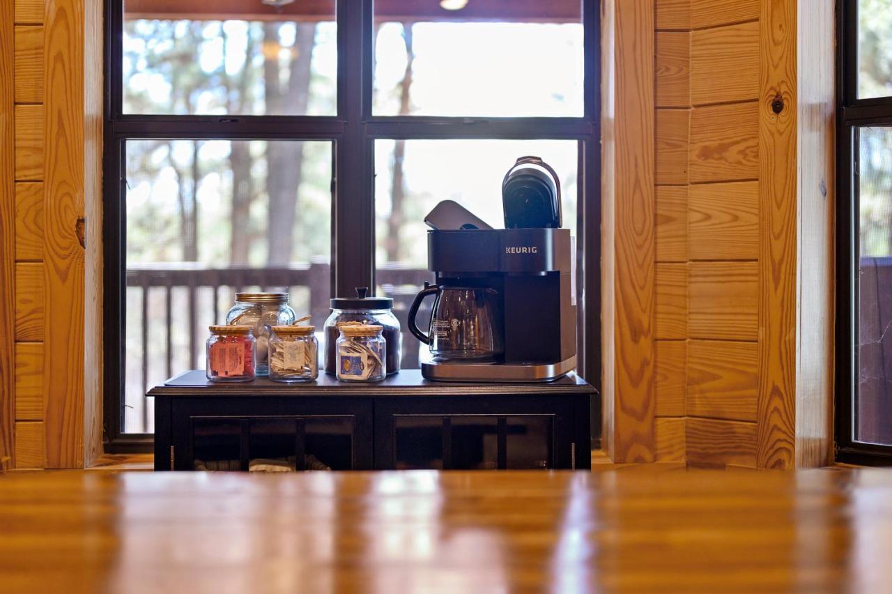 The Eastwood Spacious Retreat With 4 King En-Suites - Hot Tub - Pet-Friendly - Cozy Fire Pit - Prime Location - Multi-Family Broken Bow Eksteriør bilde