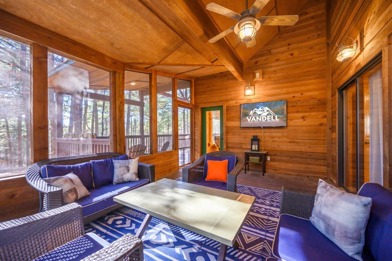 The Eastwood Spacious Retreat With 4 King En-Suites - Hot Tub - Pet-Friendly - Cozy Fire Pit - Prime Location - Multi-Family Broken Bow Eksteriør bilde