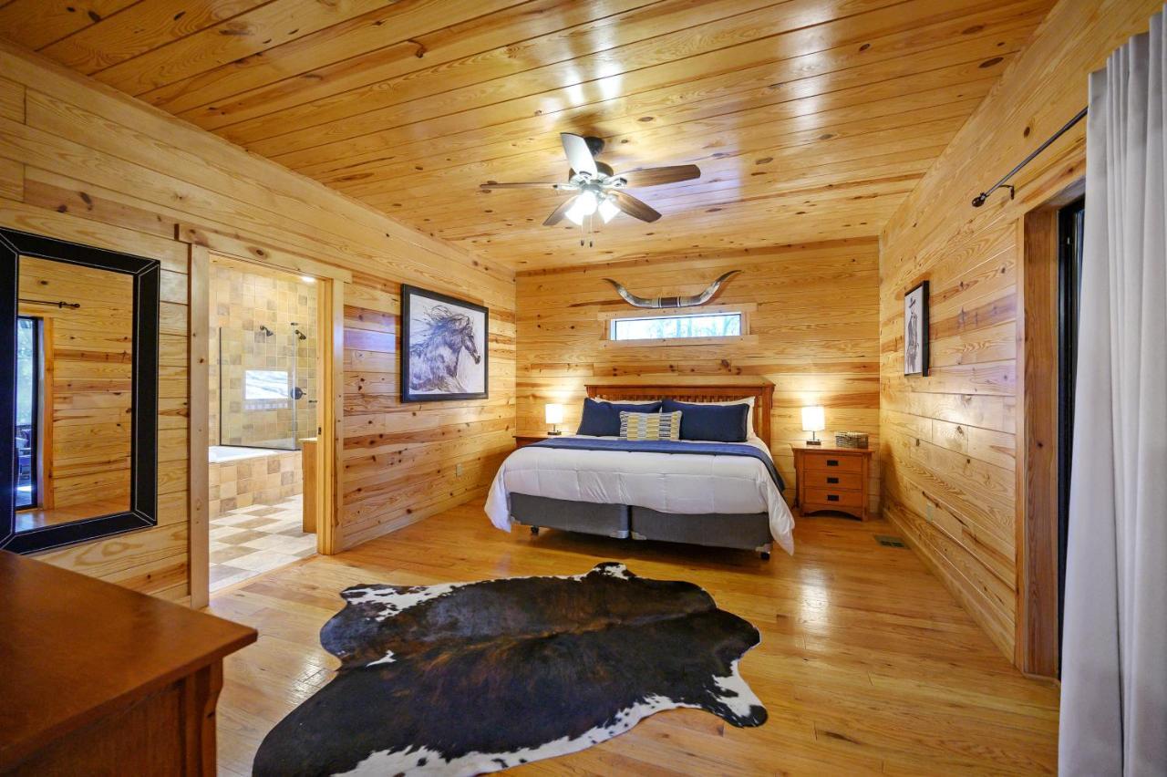 The Eastwood Spacious Retreat With 4 King En-Suites - Hot Tub - Pet-Friendly - Cozy Fire Pit - Prime Location - Multi-Family Broken Bow Eksteriør bilde