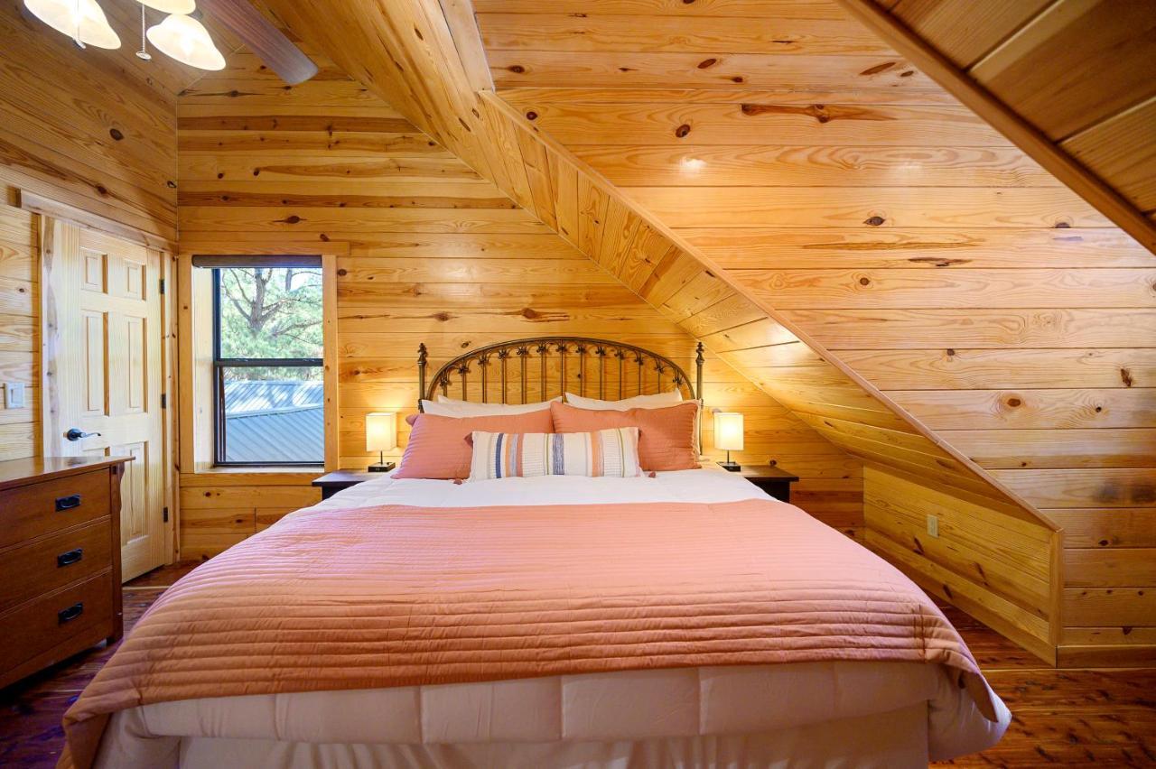 The Eastwood Spacious Retreat With 4 King En-Suites - Hot Tub - Pet-Friendly - Cozy Fire Pit - Prime Location - Multi-Family Broken Bow Eksteriør bilde