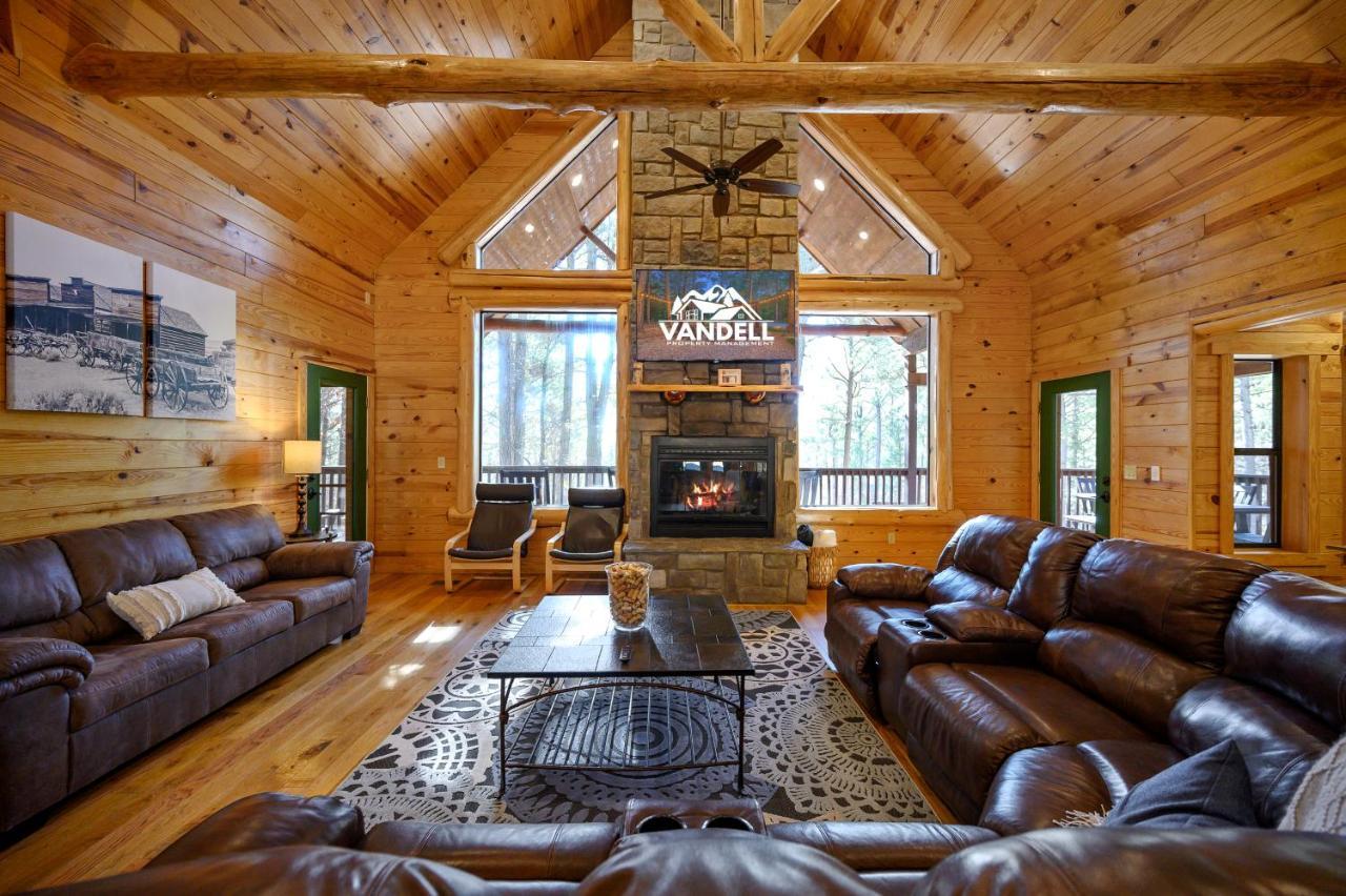 The Eastwood Spacious Retreat With 4 King En-Suites - Hot Tub - Pet-Friendly - Cozy Fire Pit - Prime Location - Multi-Family Broken Bow Eksteriør bilde