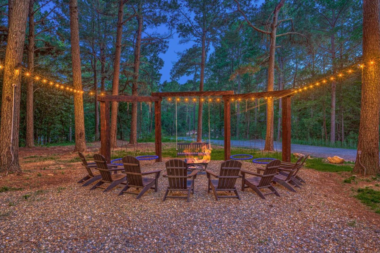 The Eastwood Spacious Retreat With 4 King En-Suites - Hot Tub - Pet-Friendly - Cozy Fire Pit - Prime Location - Multi-Family Broken Bow Eksteriør bilde
