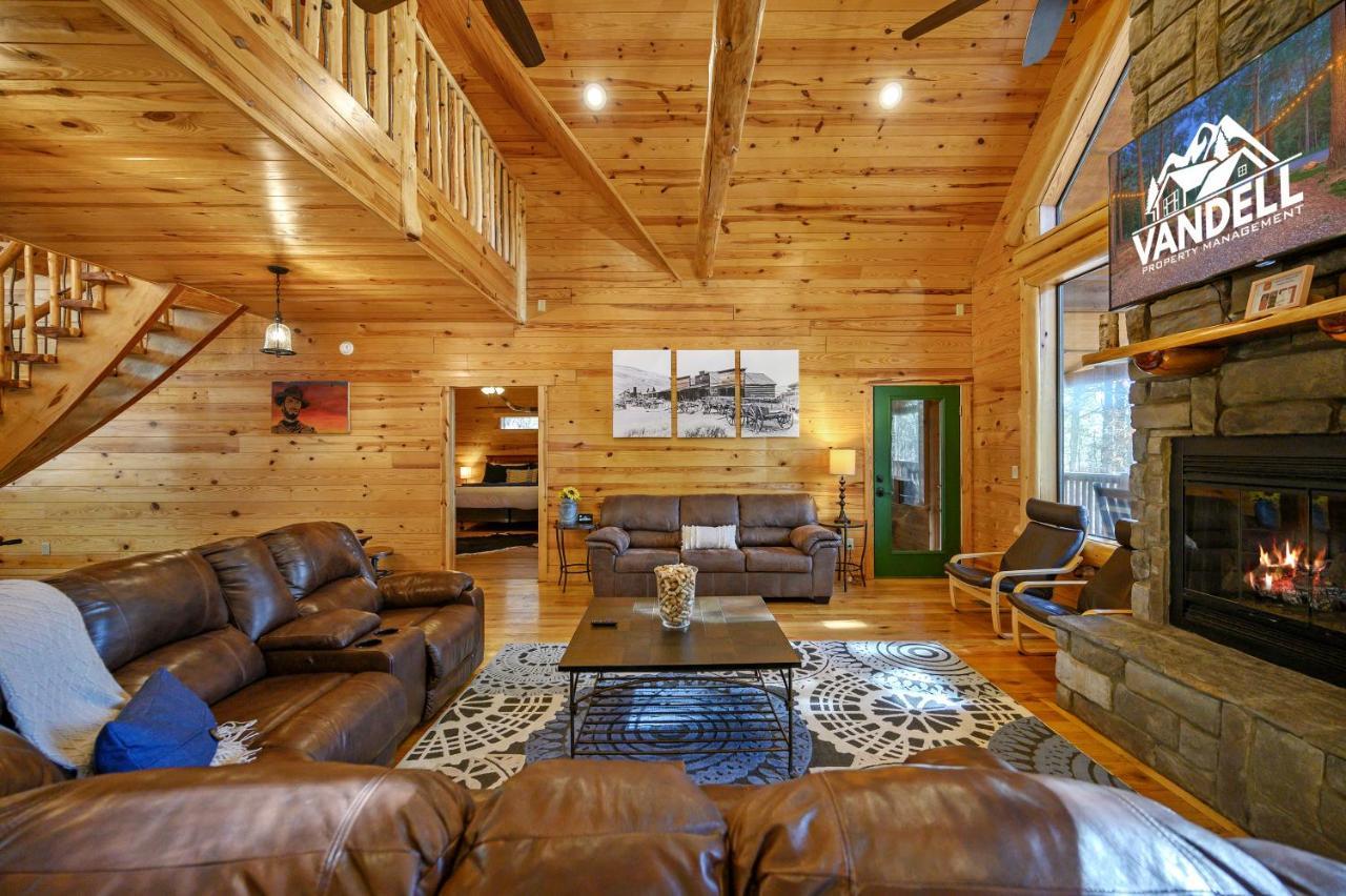 The Eastwood Spacious Retreat With 4 King En-Suites - Hot Tub - Pet-Friendly - Cozy Fire Pit - Prime Location - Multi-Family Broken Bow Eksteriør bilde