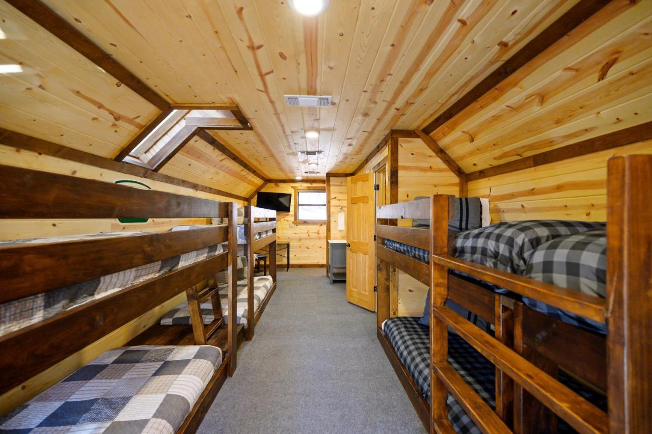 The Eastwood Spacious Retreat With 4 King En-Suites - Hot Tub - Pet-Friendly - Cozy Fire Pit - Prime Location - Multi-Family Broken Bow Eksteriør bilde