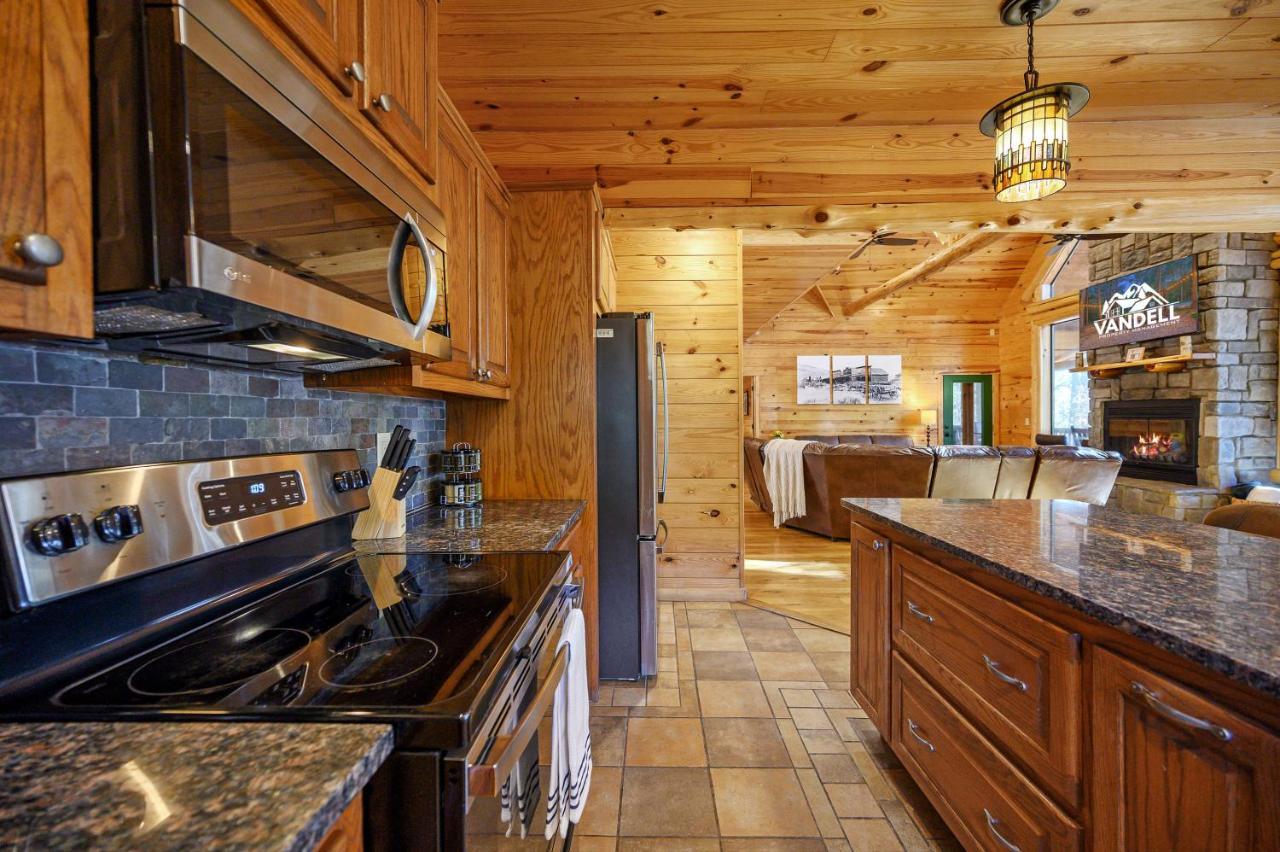 The Eastwood Spacious Retreat With 4 King En-Suites - Hot Tub - Pet-Friendly - Cozy Fire Pit - Prime Location - Multi-Family Broken Bow Eksteriør bilde