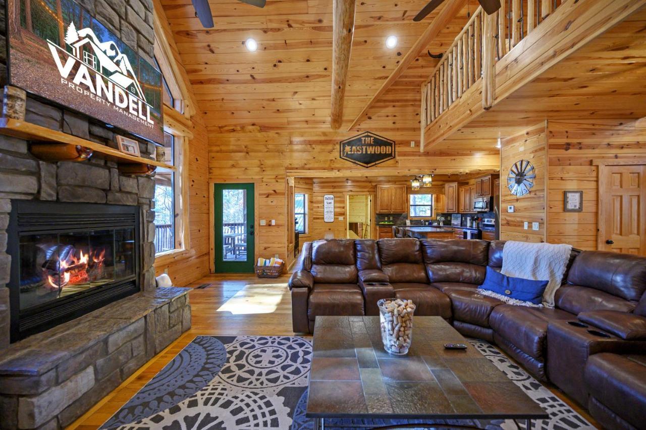 The Eastwood Spacious Retreat With 4 King En-Suites - Hot Tub - Pet-Friendly - Cozy Fire Pit - Prime Location - Multi-Family Broken Bow Eksteriør bilde