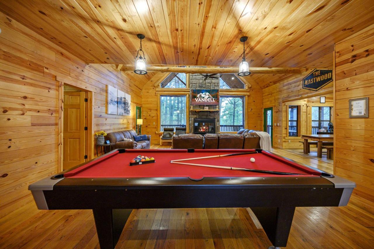 The Eastwood Spacious Retreat With 4 King En-Suites - Hot Tub - Pet-Friendly - Cozy Fire Pit - Prime Location - Multi-Family Broken Bow Eksteriør bilde